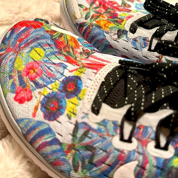 NIKE FREE RN GREY WITH TROPICAL FLORALS - Picture 5 of 6